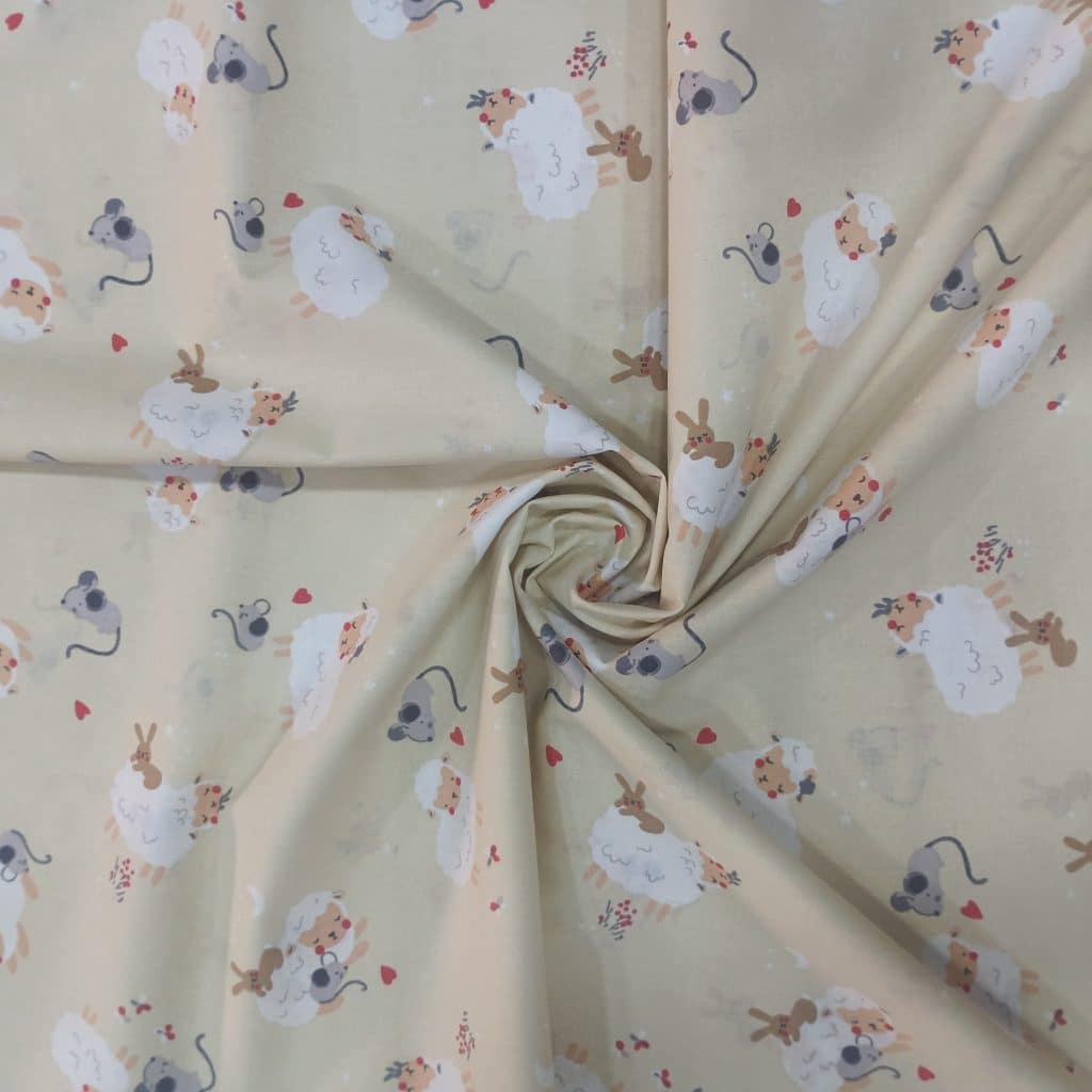 Algodón 100% sobre fondo beig estampadas encontramos unas ovejitas juguetonas divirtiendose con sus amigos los ratoncitos.
