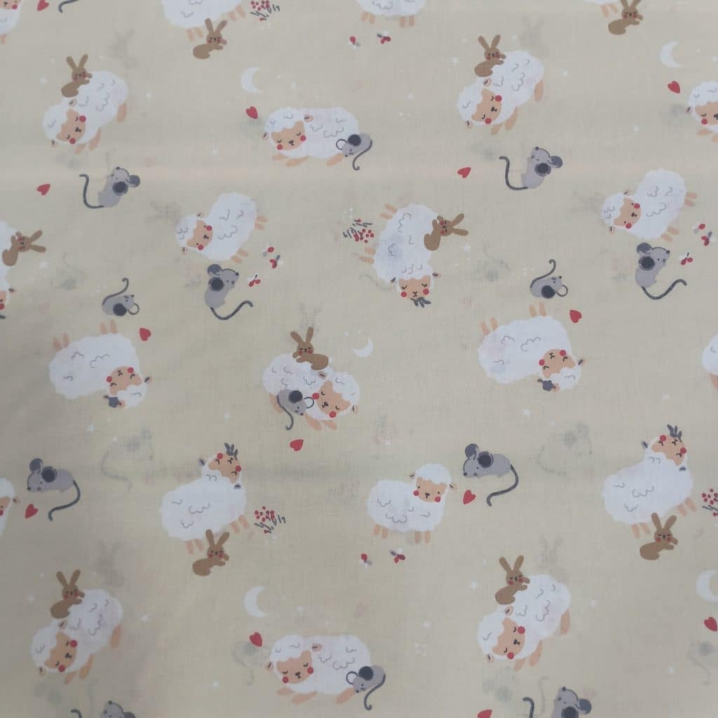Algodón 100% sobre fondo beig estampadas encontramos unas ovejitas juguetonas divirtiendose con sus amigos los ratoncitos.