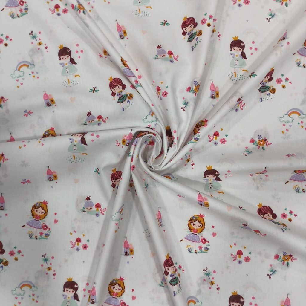 100% algodón, sobre fondo blanco tenemos un estampado de princesas