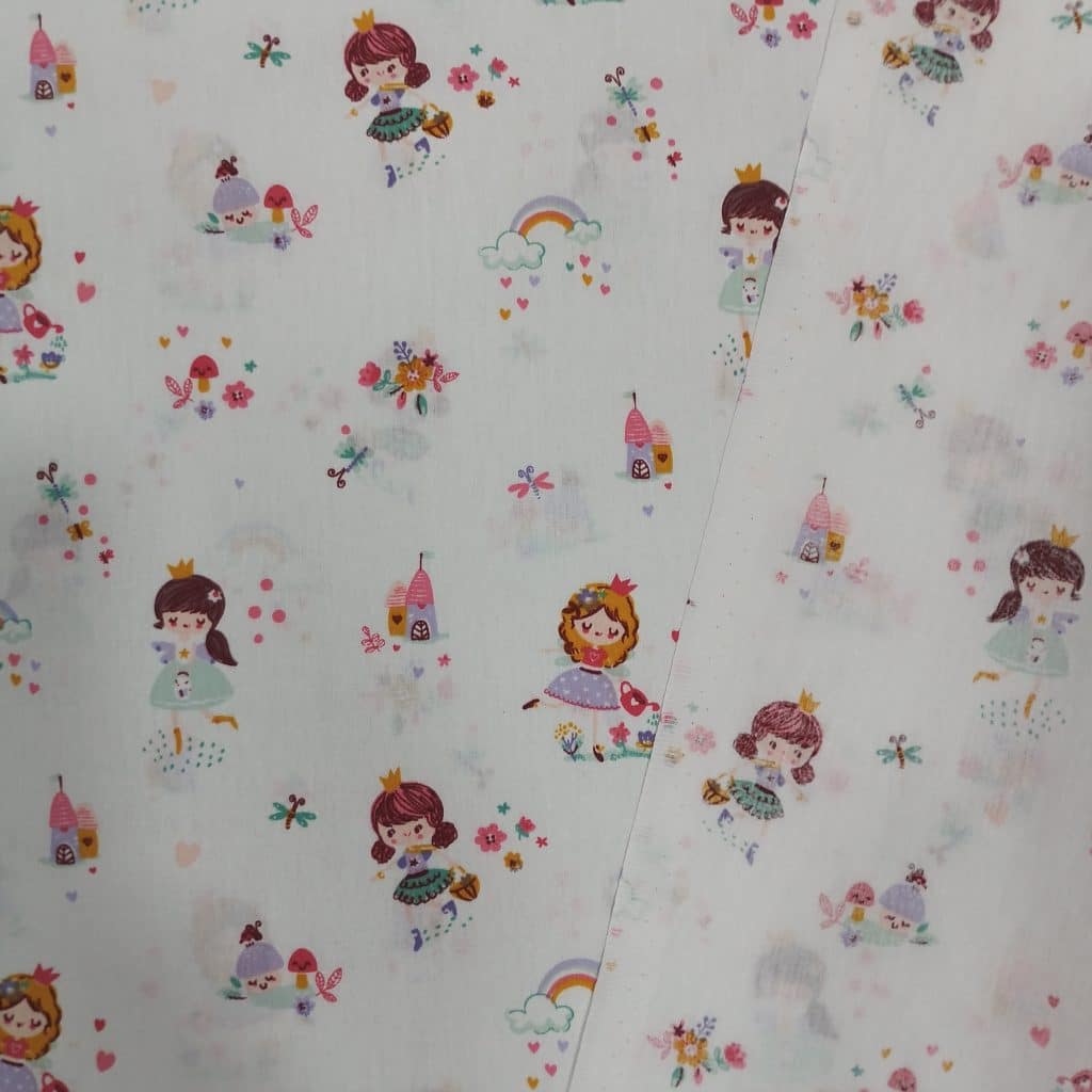 100% algodón, sobre fondo blanco tenemos un estampado de princesas