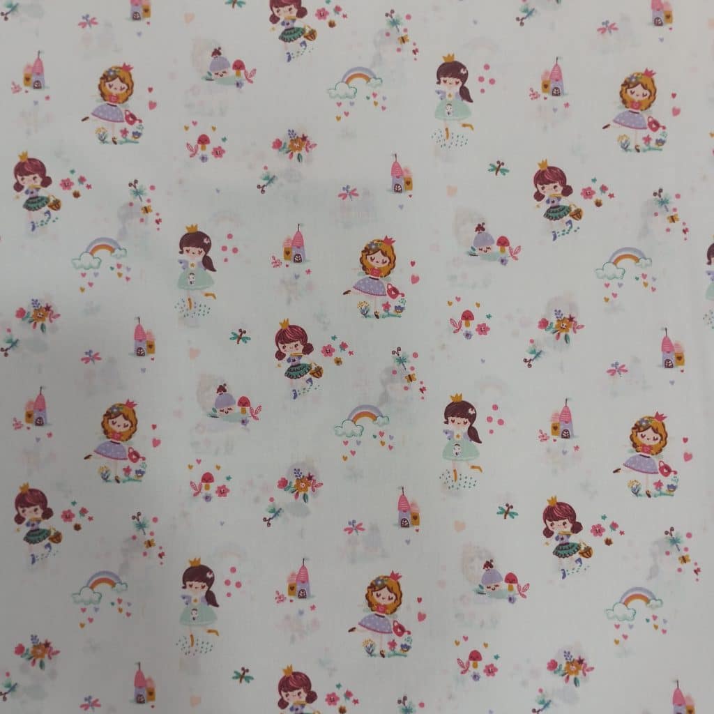 Tela de algodón 100% con un estampado super dulce de princesitas en el jardin