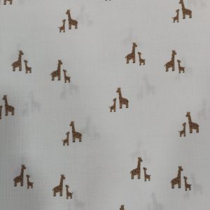 Muselina blanca 100% algodon doble gasa, en fondo blanco estampadas unas divertidas jirafas