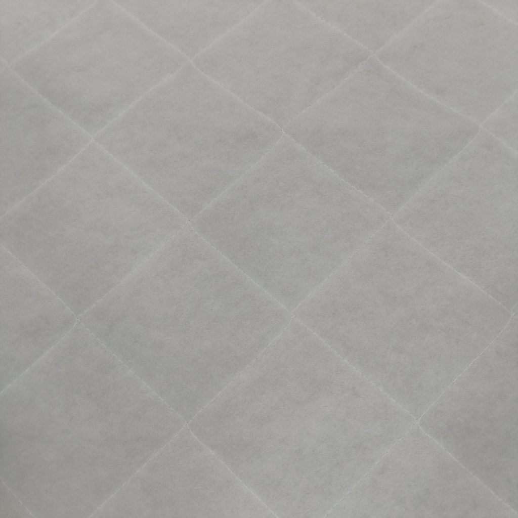 Guata poliester 100% acolchada en rombos de 10x10 con una capa de forro