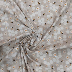 Algodón 100% con un estampado de abejitas en el panal y flore. Tonalidad beig y tostado.