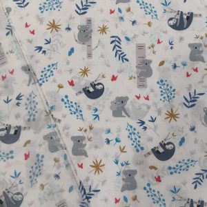 Algodón 100% infantil, fondo blanco y estampados dibujitos de koalas y perezosos.