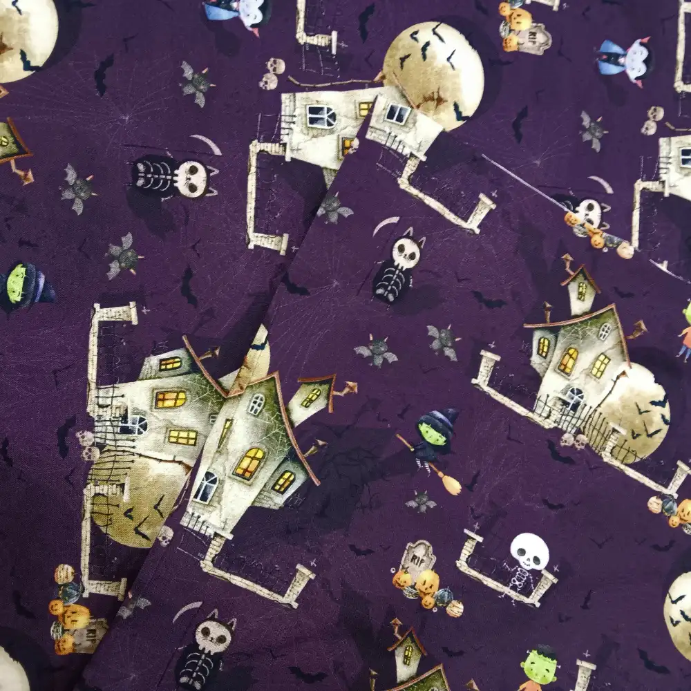 Tela de algodón Halloween casas encantadas lila con estampado de casas encantadas, calabazas, murciélagos y luna llena.