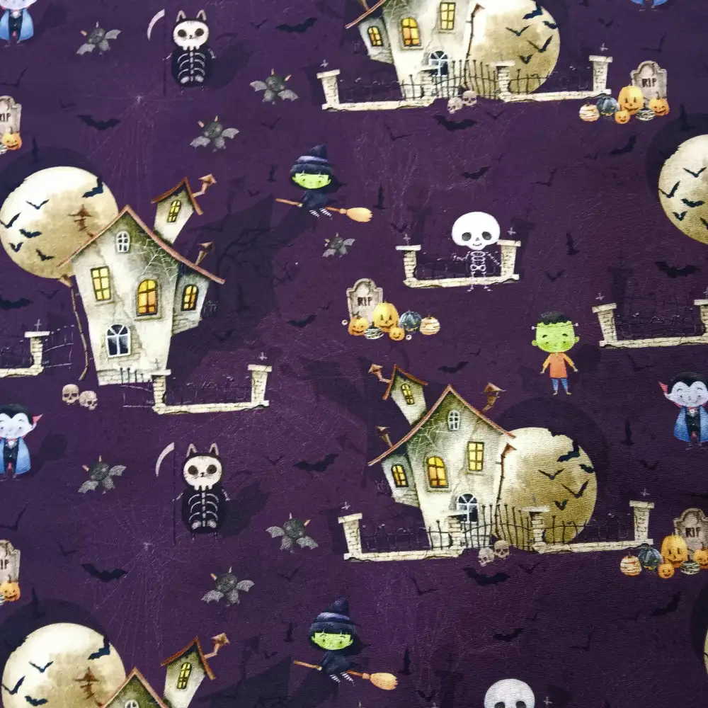 Tela de algodón Halloween casas encantadas lila con estampado de casas encantadas, calabazas, murciélagos.