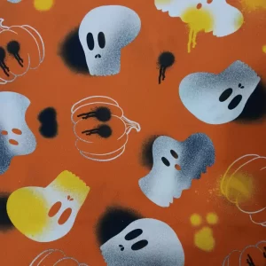 Tela de algodón Halloween naranja con calaveras, calabazas y fantasmas ideal para decoración y costura creativa.