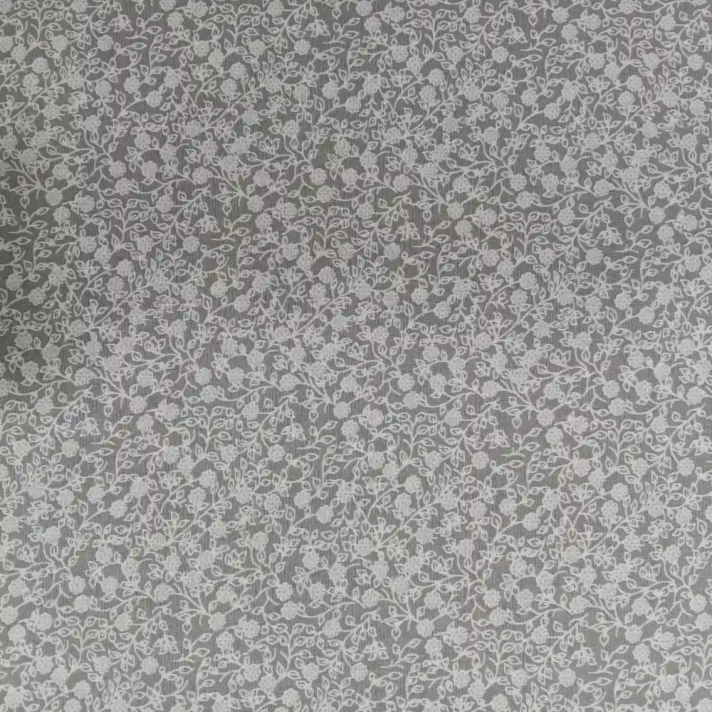 Tela de algodón estampada con flores grises pequeñas sobre fondo claro, ideal para confección, patchwork y decoración.