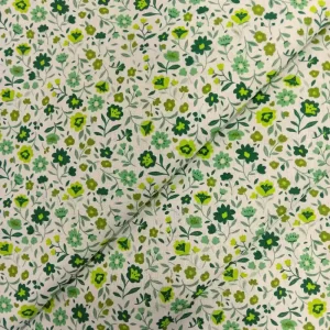 Tela de algodón estampada con flores verdes pequeñas sobre fondo claro, ideal para confección, patchwork y decoración