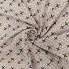 tela-algodon-estampada-geometrica-lila-beige-3 Tela de algodón estampada con cruces en tonos lila y beige, perfecta para confección, patchwork y decoración del hogar.