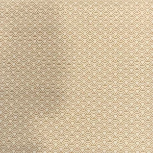 Tela de algodón estampada con ondas doradas sobre fondo claro, ideal para confección, patchwork y decoración elegante.