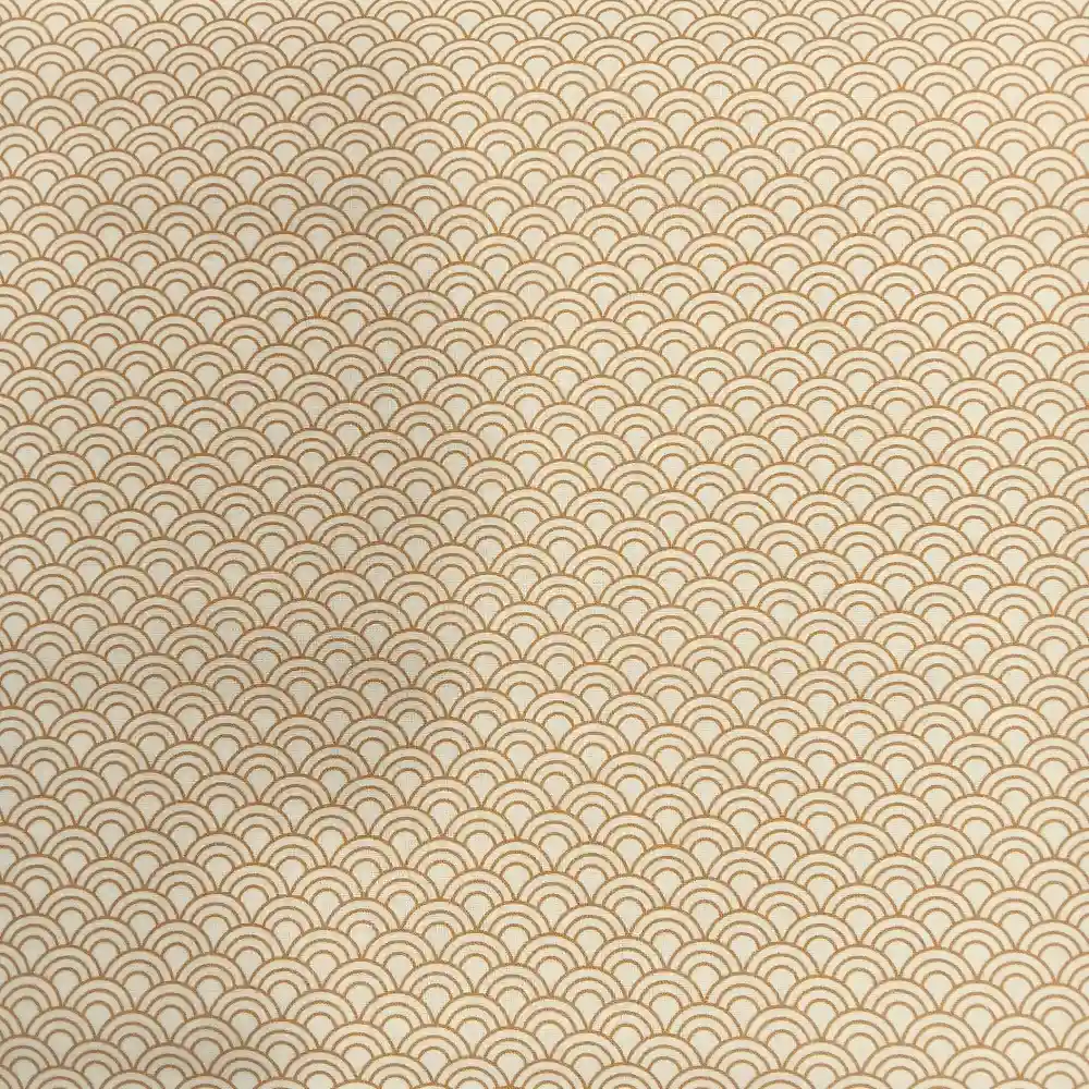 Tela de algodón estampada con ondas doradas sobre fondo claro, ideal para confección, patchwork y decoración elegante.