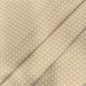 Tela de algodón estampada con ondas doradas sobre fondo claro, ideal para confección, patchwork y decoración elegante.