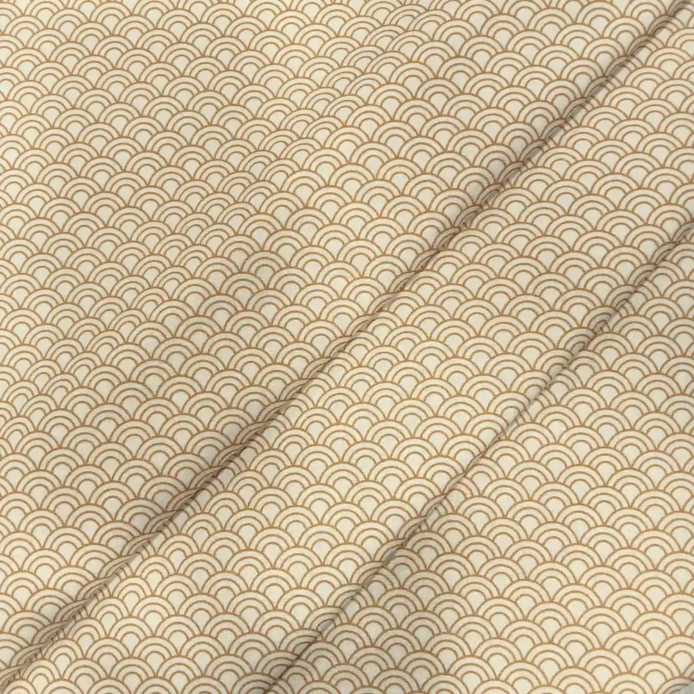 Tela de algodón estampada con ondas doradas sobre fondo claro, ideal para confección, patchwork y decoración elegante.