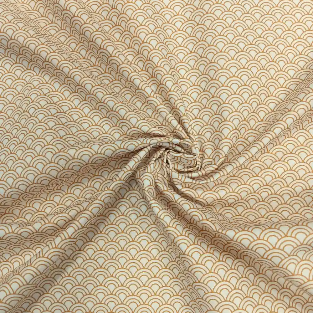 Tela de algodón estampada con ondas doradas sobre fondo claro, ideal para confección, patchwork y decoración elegante.
