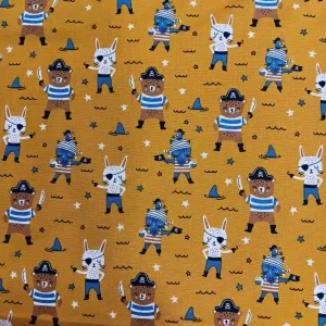 Tela de algodón infantil estampada con piratas sobre fondo mostaza, ideal para confección, decoración y manualidades infantiles.