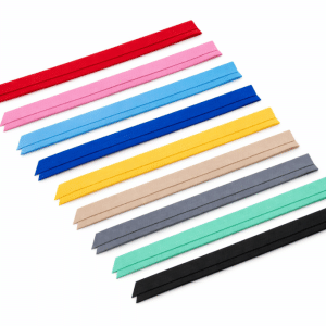 Bieses de tela en varios colores — rojo, rosa, azul claro, azul marino, amarillo, beige, gris, verde menta y negro — dispuestos sobre fondo blanco
