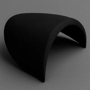 Hombrera forrada en color negro, de forma curva y acolchada, diseñada para aportar estructura y volumen en prendas de vestir.