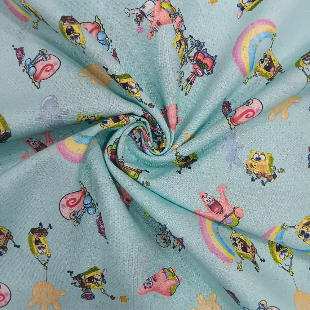 Tela de algodón con licencia Bob Esponja, estampado infantil con personajes como Bob Esponja, Patricio y Gary sobre fondo azul.