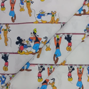 Tela de algodón con licencia Disney, estampado de Mickey Mouse y sus amigos Goofy, Pluto y Donald en fondo claro.