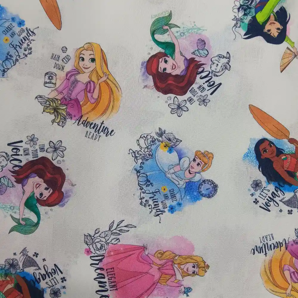 Tela algodón licencia Disney Princesas con estampado de Rapunzel, Ariel, Cenicienta y Aurora sobre fondo claro