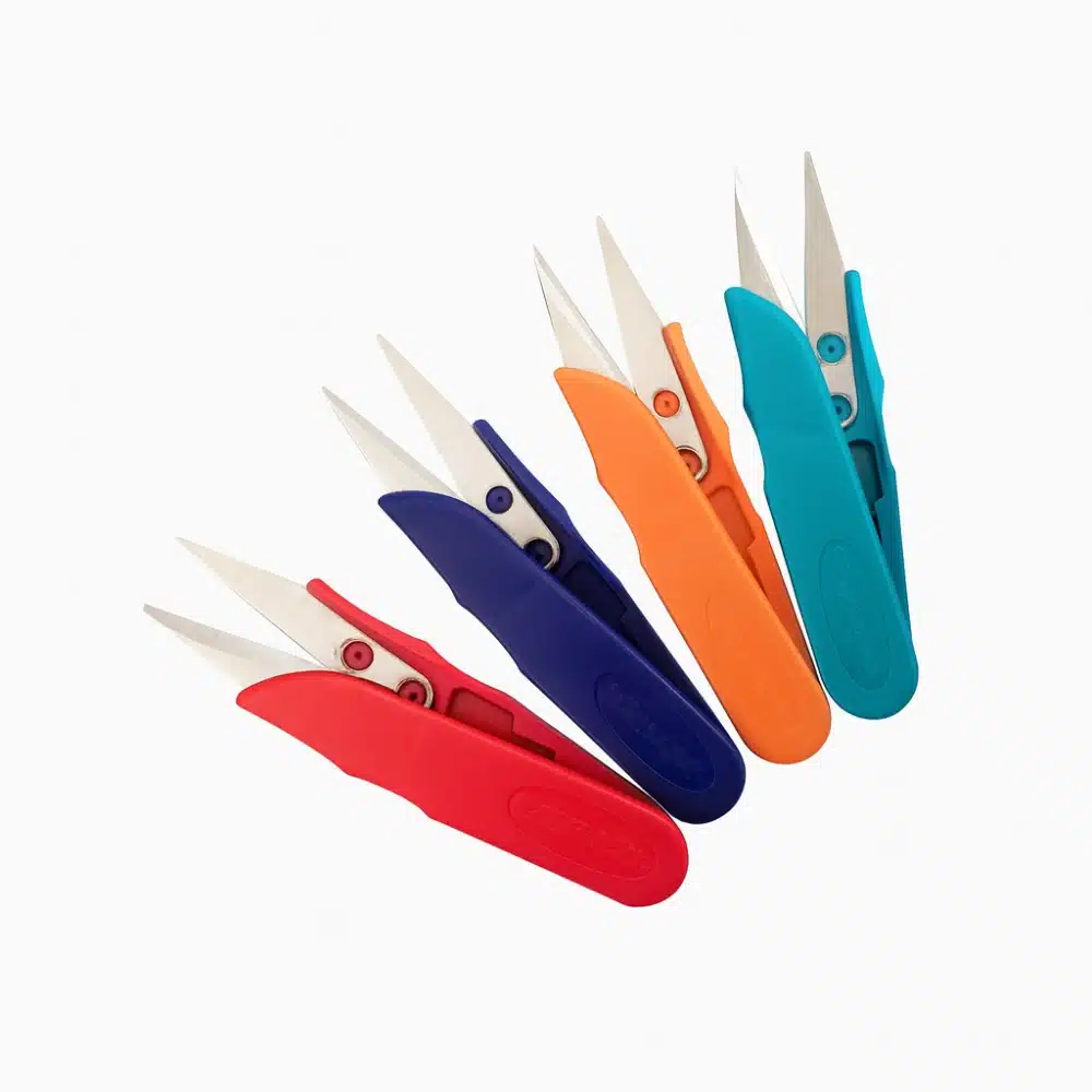 tijeras corta-hilo de acero inoxidable con mango ergonómico en varios colores.
