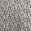 Tela de algodón estampado con flores pequeñas de colores y tallos verdes distribuidos sobre fondo claro, con diseño floral repetido.