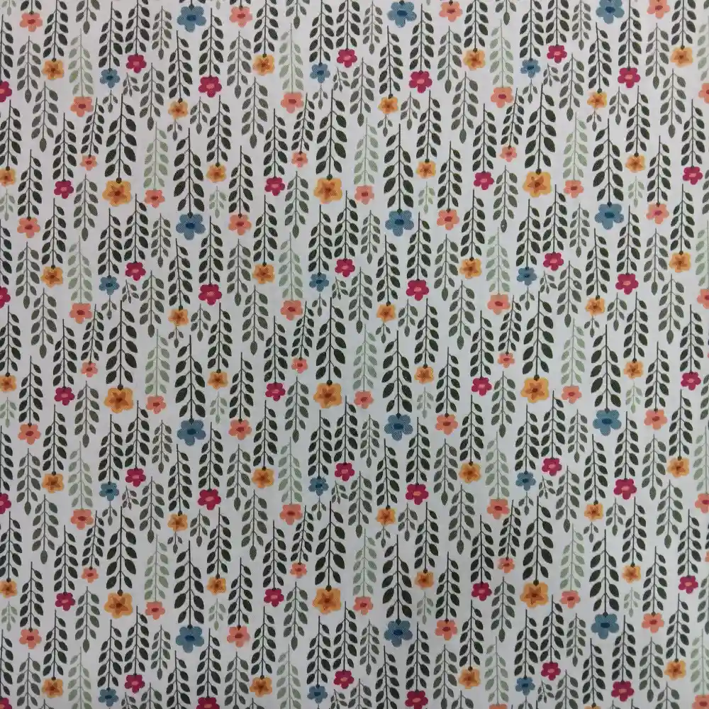 Tela de algodón estampado con flores pequeñas de colores y tallos verdes distribuidos sobre fondo claro, con diseño floral repetido.