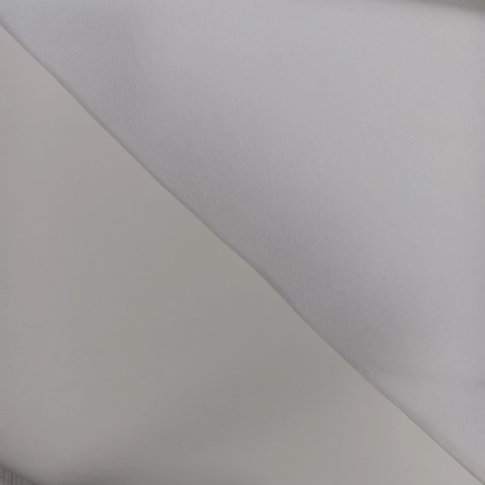 Muletón blanco finito doblado mostrando el grosor de la tela de muletón