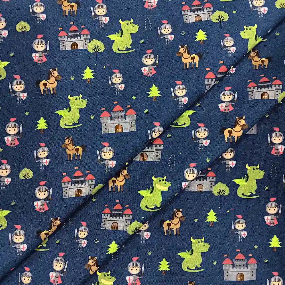 Imagen de tela algodón azul con textura uniforme y estampado de dragones, caballeros y castillos inspirados en Sant Jordi.