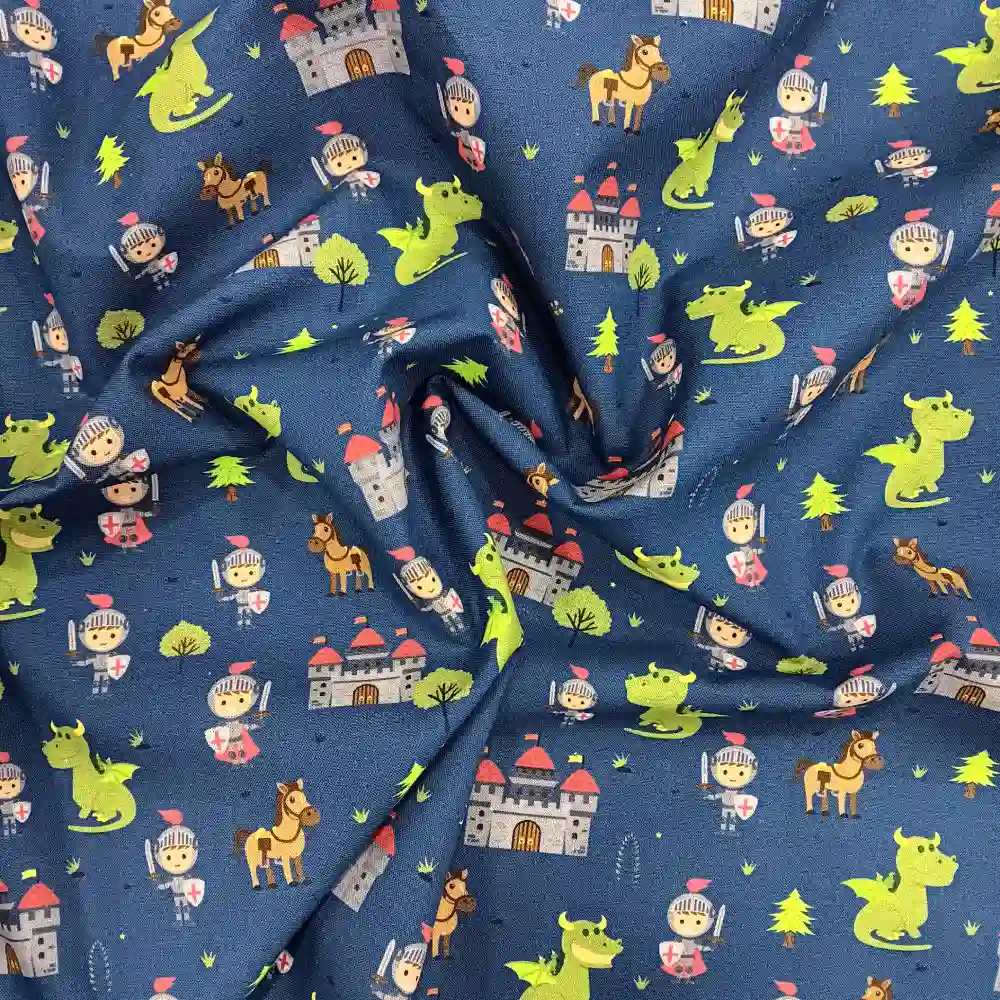 Imagen de tela algodón azul con textura uniforme y estampado de dragones, caballeros y castillos inspirados en Sant Jordi.