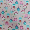 tela-algodon-casitas-de-pajaro-1 Tela de algodón con estampado infantil de casitas de pájaros y pequeños pájaros de colores sobre fondo rosa.