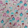 tela-algodon-casitas-de-pajaro-2 Tela de algodón con estampado infantil de casitas de pájaros y pequeños pájaros de colores sobre fondo rosa.