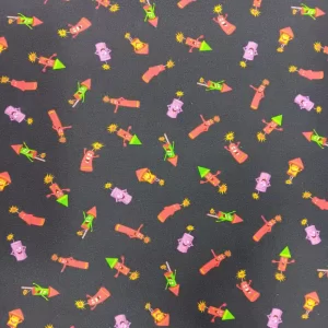 Tela de algodón con fondo oscuro y estampado repetido de pequeños cohetes de colores con caritas sonrientes y detalles de explosiones decorativas.