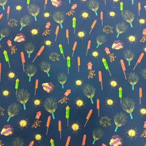 Tela de algodón con estampado de cohetes, petardos y fuegos artificiales de colores sobre fondo azul oscuro.