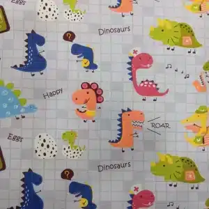Tela de algodón con estampado infantil de dinosaurios de colores sobre fondo claro con dibujos y palabras decorativas