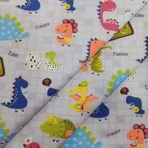 Tela de algodón con estampado infantil de dinosaurios de colores sobre fondo claro con dibujos y palabras decorativas