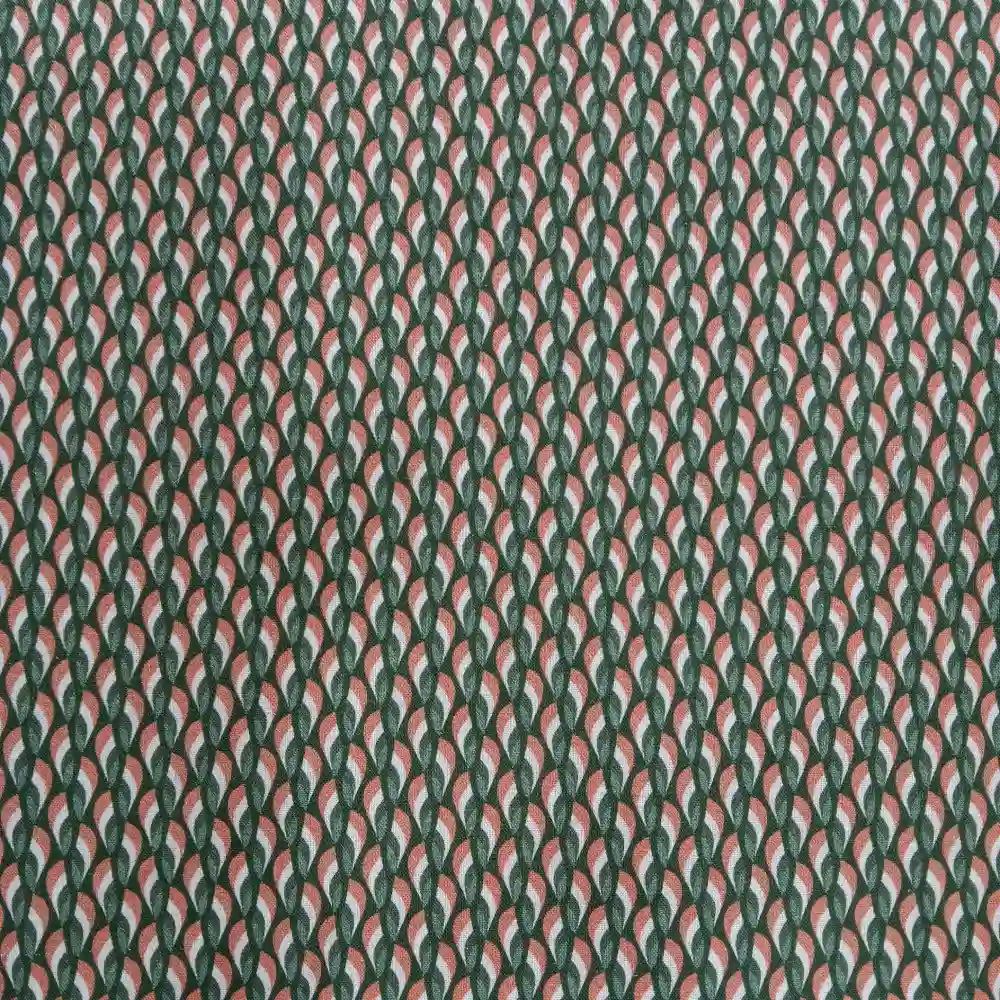 Tela de algodón estampado de escamas en tonos verdes y teja con diseño geométrico repetido