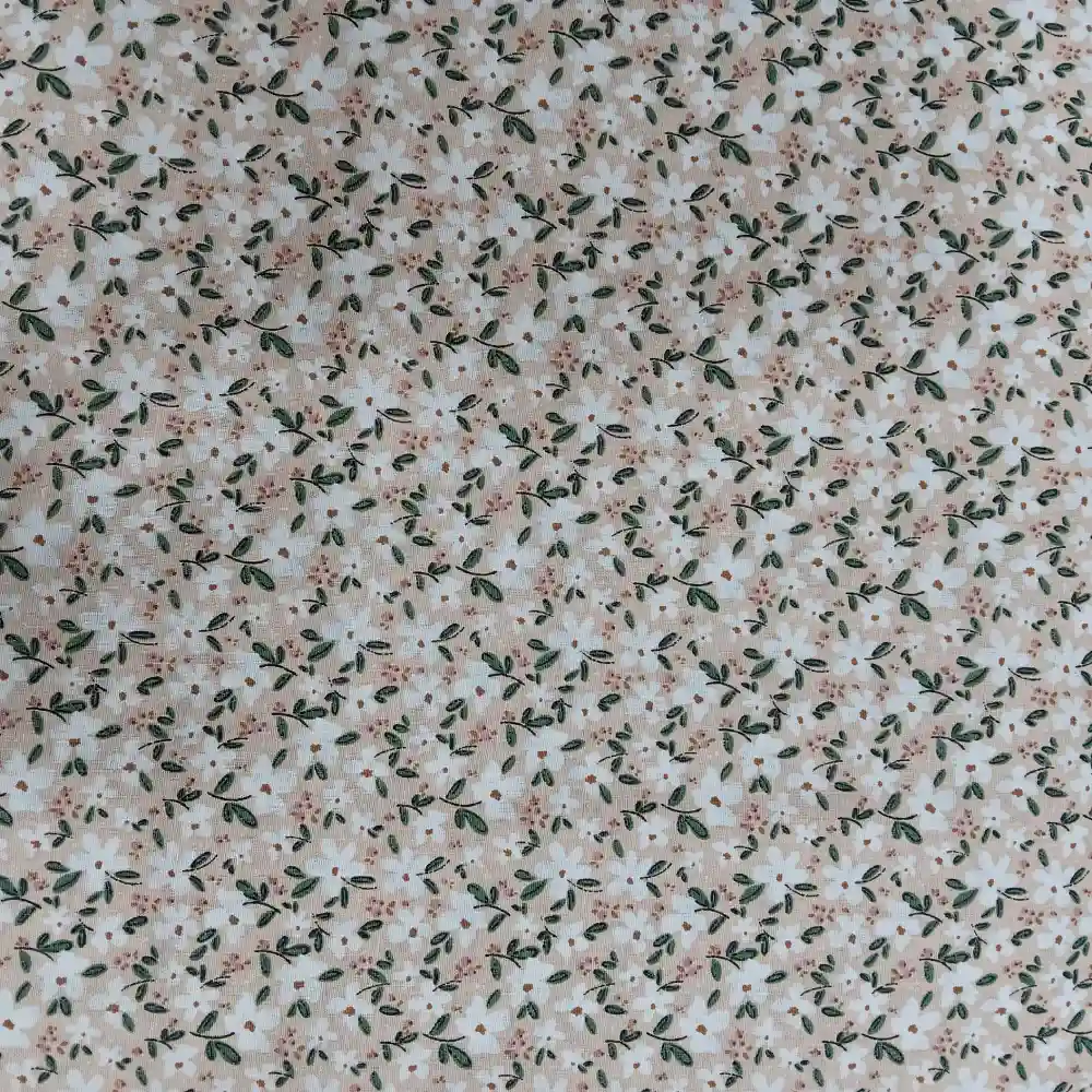 tela-algodon-flores-blancas-fondo-rosa-empolvado-1 Tela de algodón con estampado de flores blancas y hojas verdes sobre fondo rosa empolvado.