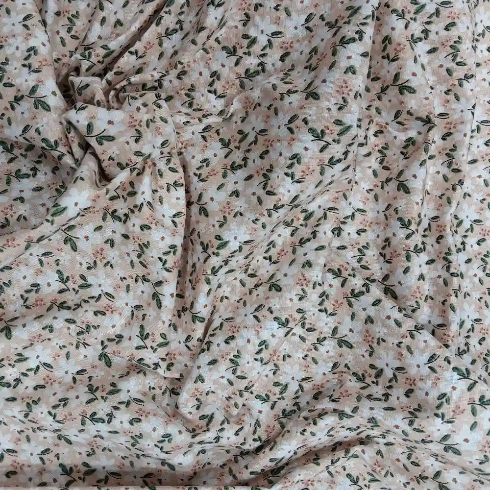 tela-algodon-flores-blancas-fondo-rosa-empolvado-3 Tela de algodón con estampado de flores blancas y hojas verdes sobre fondo rosa empolvado.