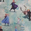 tela-algodon-frozen-disney-personajes-1 Imagen de una tela de algodón con estampado de Frozen, mostrando a Anna, Elsa, Olaf, Kristoff y Sven sobre un fondo pastel con árboles y detalles mágicos.