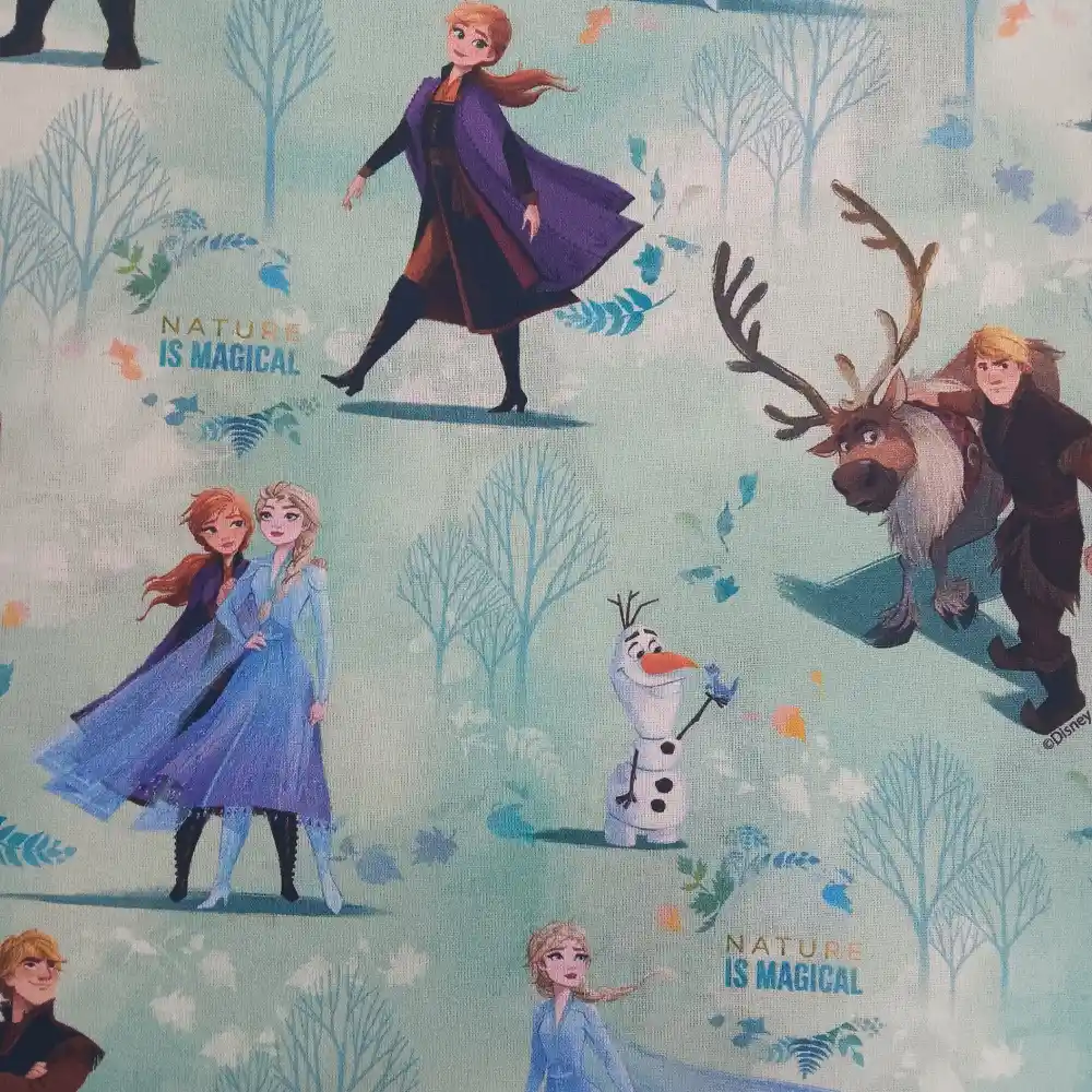 tela-algodon-frozen-disney-personajes-1 Imagen de una tela de algodón con estampado de Frozen, mostrando a Anna, Elsa, Olaf, Kristoff y Sven sobre un fondo pastel con árboles y detalles mágicos.