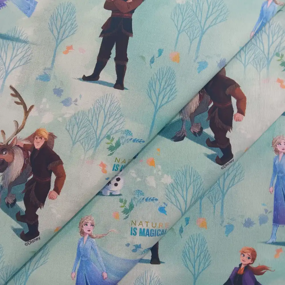 tela-algodon-frozen-disney-personajes-2 Imagen de una tela de algodón con estampado de Frozen, mostrando a Anna, Elsa, Olaf, Kristoff y Sven sobre un fondo pastel con árboles y detalles mágicos.
