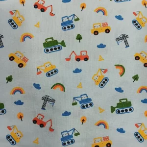 Imagen de tela algodón infantil con textura uniforme y estampado de grúas de obra y vehículos de construcción.