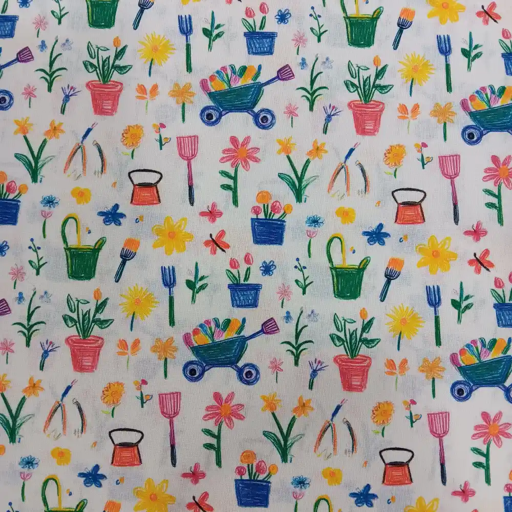 Tela de algodón con estampado de dibujos de jardinería, flores, macetas y herramientas en colores vivos sobre fondo claro.