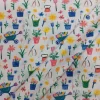 Tela de algodón con estampado de dibujos de jardinería, flores, macetas y herramientas en colores vivos sobre fondo claro.