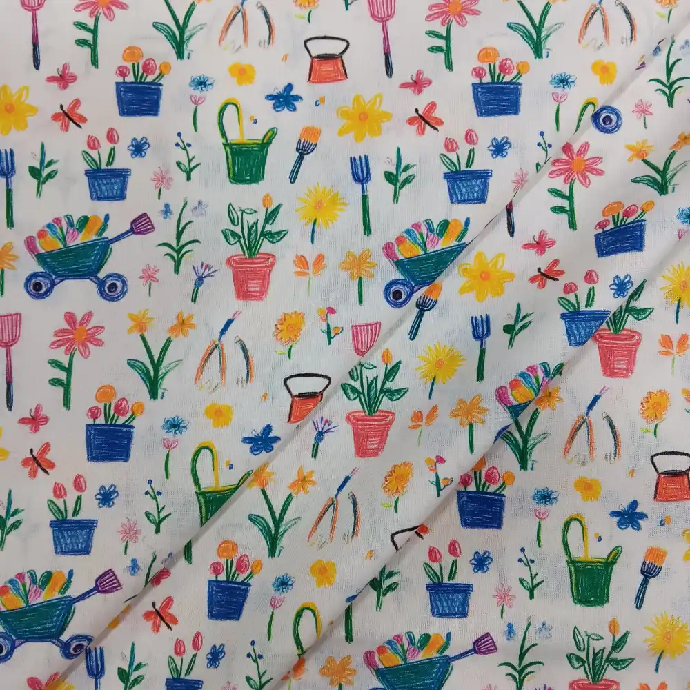 Tela de algodón con estampado de dibujos de jardinería, flores, macetas y herramientas en colores vivos sobre fondo claro.