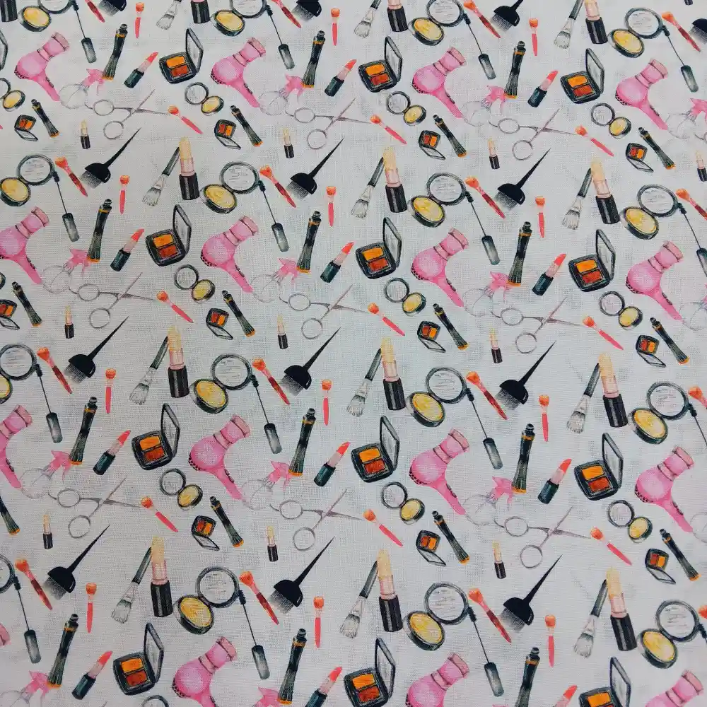 Tela de algodón con estampado de motivos de estética, maquillaje y herramientas de belleza sobre fondo blanco.