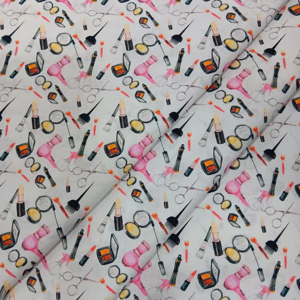Tela de algodón con estampado de motivos de estética, maquillaje y herramientas de belleza sobre fondo blanco.
